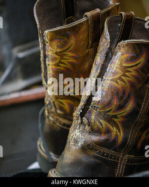 Moline, Iowa, USA. 28 Dez, 2016. Ein Paar Cowboystiefel warten angepasst werden kann, werden in den Schuh Krankenhaus in Moline am Mittwoch, 28. Dezember 2016 gesehen. Credit: Andy Abeyta/Viererkabel - Zeiten/ZUMA Draht/Alamy leben Nachrichten Stockfoto