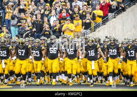 Iowa City, Iowa, USA. 1. Okt 2016. Iowa Spieler melden Sie Hände das Feld vor ihrem Spiel am Kinnick Stadium in Iowa City am Samstag, 1. Oktober 2016 zu nehmen. Die nordwestlichen Wildkatzen besiegten die Iowa Hawkeyes 38-31. Credit: Andy Abeyta/Viererkabel - Zeiten/ZUMA Draht/Alamy leben Nachrichten Stockfoto