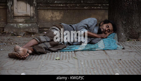 Dhaka, Dhaka, Bangladesch. 2. Dez, 2017. Ein Mann schläft zufrieden auf dem Bürgersteig. Dhaka, die Hauptstadt Bangladeschs liegt am Ostufer des Buriganga River im Herzen der Bengal delta. Die Stadt ist ein Mikrokosmos des ganzen Landes, mit den verschiedenen religiösen und ethnischen Gemeinschaften. Dhaka ist die wirtschaftliche, kulturelle und politische Zentrum von Bangladesch und ist ein bedeutender Finanzplatz in Südasien. Es ist eines der am dichtesten besiedelten Städte der Welt mit einer Bevölkerung von 18.89 Millionen Menschen im Großraum Dhaka. Quelle: Marcus Schürze/SOPA/ZUMA Draht/Alamy leben Nachrichten Stockfoto