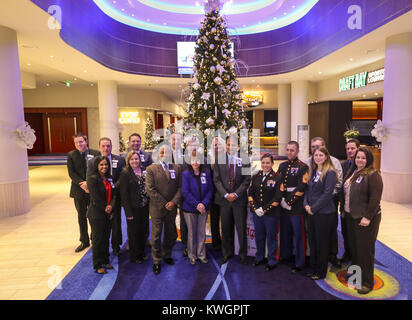 Davenport, Iowa, USA. 12 Dez, 2017. Casino Administratoren posieren für ein Foto mit zwei United States Marines auf Rhythm City Casino in Davenport am Dienstag, 12. Dezember 2017. Lokale marines akzeptiert eine Spende von Spielzeug im Namen der Kinder in unserer Gemeinschaft durch das Casino gesammelt. Credit: Andy Abeyta/Viererkabel - Zeiten/ZUMA Draht/Alamy leben Nachrichten Stockfoto