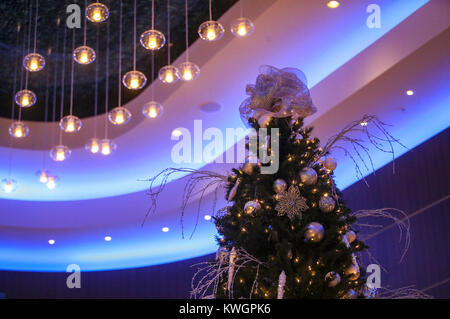 Davenport, Iowa, USA. 12 Dez, 2017. Der obere Rand der Weihnachtsbaum ist bei Rhythm City Casino in Davenport am Dienstag, 12. Dezember 2017 gesehen. Lokale marines akzeptiert eine Spende von Spielzeug im Namen der Kinder in unserer Gemeinschaft durch das Casino gesammelt. Credit: Andy Abeyta/Viererkabel - Zeiten/ZUMA Draht/Alamy leben Nachrichten Stockfoto