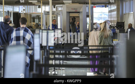 Moline, Iowa, USA. 18 Okt, 2017. Transportation Security Administration Agenten überwachen der Sicherheitskontrolle im Viererkabel - International Airport in Moline am Mittwoch, 18. Oktober 2017. Credit: Andy Abeyta/Viererkabel - Zeiten/ZUMA Draht/Alamy leben Nachrichten Stockfoto