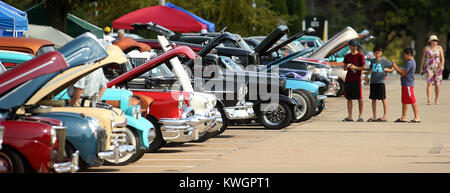 Moline, Iowa, USA. 24 Sep, 2017. Kinder gehen Sie eine der Gassen voller Oldtimer, Sonntag, 24. September 2017, während des jährlichen Viererkabel - Vintage Stäbe Car Show gehalten an Black Hawk Hochschule in Moline. Mehr als 400 Oldtimer, Hot Rods, Straße Stangen und Special-interest-Autos wurden an der Show. Quelle: John Schultz/Viererkabel - Zeiten/ZUMA Draht/Alamy leben Nachrichten Stockfoto