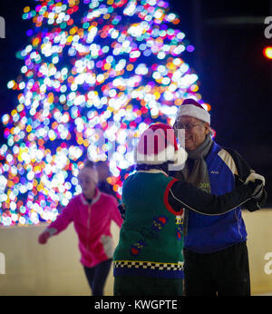 Bettendorf, Iowa, USA. 22 Dez, 2016. Lawrence Fisher von Le Claire Skates mit Partner Karen Tag der Geneseo an der Eisbahn im Freien bei Frozen Landung in Bettendorf am Donnerstag, 22. Dezember 2016. Skater aus der Abbildung Eislauf Club der Quad Cities nahm, um das Eis zu Viele in Urlaub Kostüme für ein Flash Mob stil Leistung. Credit: Andy Abeyta/Viererkabel - Zeiten/ZUMA Draht/Alamy leben Nachrichten Stockfoto