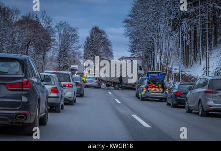 Unfall auf der Autobahn A8 München-Salzburg in Siegsdorf, Bayern, Deutschland, Europa Stockfoto