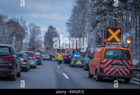 Unfall auf der Autobahn A8 München-Salzburg in Siegsdorf, Bayern, Deutschland, Europa Stockfoto