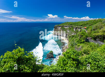 Der hinduistische Tempel Pura Luhur Uluwatu über den Klippen von South Kuta, Bali, Indonesien Stockfoto