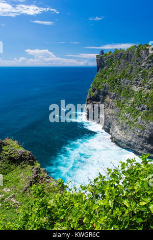 Der hinduistische Tempel Pura Luhur Uluwatu über den Klippen von South Kuta, Bali, Indonesien Stockfoto