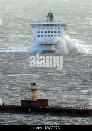 Mit der DFDS Seaways Fähre Dover Abstürze durch Wellen, wie sie im Hafen von Dover, Kent kommt als Sturm Eleanor Großbritannien mit heftigen Sturm Winde von bis zu 100 mph, verlassen Tausende von Häusern und Wohnungen, ohne Strom und schlagenden Verbindungen festgezurrt. Stockfoto