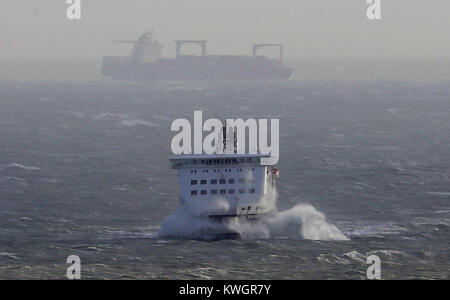 Mit der DFDS Seaways Fähre Dover Abstürze durch Wellen, wie sie im Hafen von Dover, Kent kommt als Sturm Eleanor Großbritannien mit heftigen Sturm Winde von bis zu 100 mph, verlassen Tausende von Häusern und Wohnungen, ohne Strom und schlagenden Verbindungen festgezurrt. Stockfoto