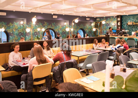 Rom, Italien, 30. Dezember 2017: Temakinho Restaurant La Rinascente Shopping Mall in Rom, ein Japanese-Brazilian Kette, die Ersten zu vergeben. Stockfoto