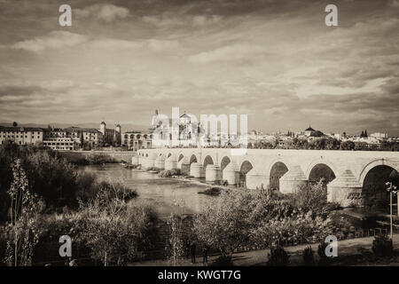 Cordoba, Andalusien, Spanien. Die römische Brücke über den Fluss Guadalquivir, die Moschee - die Kathedrale von Córdoba aka Große Moschee von Córdoba Stockfoto