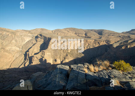 Omanische Bergen Jabal Akhdar Al Hajar Berge, Oman bei Sonnenuntergang. Dieser Ort ist 2000 Meter über dem Meeresspiegel. Stockfoto