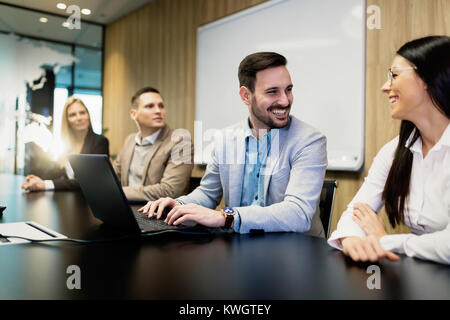 Portrait von Business Paar in Konferenzraum Stockfoto