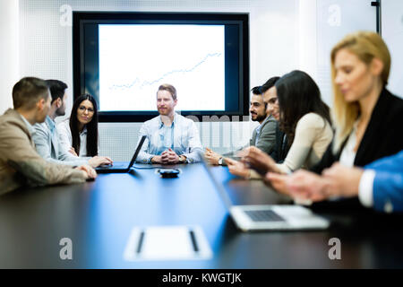 Bild von Geschäftsleuten in Sitzung im Konferenzraum Stockfoto