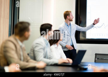 Bild von Business Seminar in Konferenzraum Stockfoto