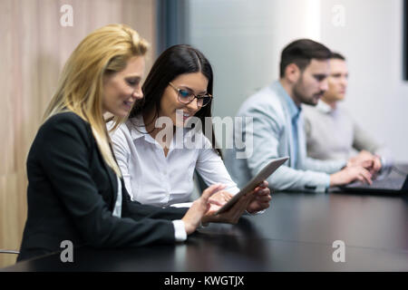 Zwei Geschäftsfrauen in Diskussion im Konferenzraum Stockfoto