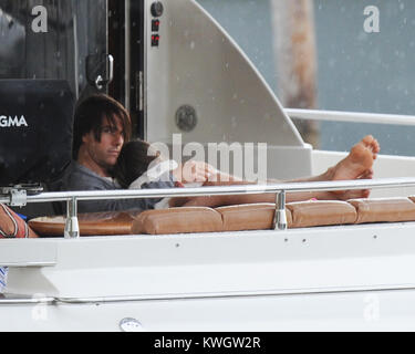MIAMI, FL - Juni 19: Tom Cruise verbringt Vatertag yachting und entspannend mit Frau Katie Holmes und Tochter Suri Cruise. Die Bootsfahrt war kurz geschnitten, wenn ein Regen Sturm in verschoben, aber Tom schien es in Kauf zu nehmen als Suri schlafend in die Arme fiel, während Vati auf der Rückseite Ihrer Yacht mit seinen Füßen bis entspannt. Tom und die Familie hätte nicht ausgesehen haben alle glücklicher oder ein schöner gewesen als photogs zu ihm schrie "happy Vatertag". Eine photogs hörte, war: "Wow, was für eine Änderung vom Rock Of Ages Film eingestellt. Am 19. Juni 2011 in Miami Beach, Florida. Personen: Tom Cruise Katie Holmes Suri Stockfoto