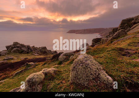 Sonnenuntergang von den Klippen bei Treen gegen Porthcurno Stockfoto