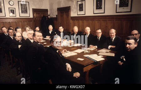 Der Schatten Kabinett in der Sitzung am Unterhaus. Lesung im Uhrzeigersinn von Edward Heath (Führer der Oppostition) sind: Sir Alec Douglas-Home (Auswärtige Angelegenheiten und Commonwealth-Fragen), Lord Carrington (Chef der Konservativen im Unterhaus), Anthony Friseur (Vorsitzende), Sir Michael Fraser (Sekretär des Schattenkabinetts und Herrn Barbier Stellvertreter) Francis Pym (Stv. Geschäftsführer), Geoffrey Rippon (Verteidigung), Peter Walker (Transport), Joseph Godber (Landwirtschaft), Ian Macleod (Finanzen und Wirtschaft), Gordon Campbell (Schottland), Sir Keith Joseph (Technologie, Energie und Handel), Robert Auto Stockfoto