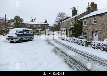 Winter schnee Szenen in der Nähe des North Yorkshire Dorf niederlassen, Dorf leben durch den Schnee gefangen. Stockfoto