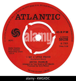 45 U/min 7" das britische Label von ich ein kleines Gebet sagen von Aretha Franklin. Von Burt Bacharach und Hal David, arrangiert von Tom Dowd und Arif Mardin und von Jerry Wexler produziert geschrieben. Auf dem Atlantik Label im August 1968 freigegeben. Stockfoto