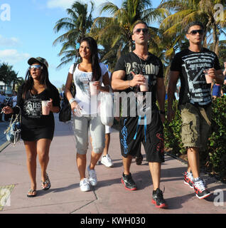 MIAMI BEACH - FL - 21. April: Jenni "JWoww" farley's ex Freund der Jersey Shore Star der ihn angriff mit einem Küchenmesser beschuldigt hat. Tom Lippolis erklärt Stern Magazin, daß er dachte, daß die 25-jährige" im Begriff war, mich zu töten, während der Vorfall, behauptet er im letzten Jahr stattfand. "Jenni ein Küchenmesser durch meinen ganzen Arm, 'Lippolis behauptet, mit der Behauptung, dass der Angriff ließ ihn benötigen 37 Stiche in seinem Arm. Lippolis jedoch nicht gehen Bericht die Angelegenheit an die Polizei. "Ich wollte, dass sie aus irgendeinem Grund zu schützen", erklärt er der Zeitschrift. Der angebliche Vorfall ereignete sich am 6. März letzten Stockfoto