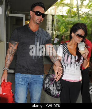 MIAMI BEACH, FL - MÄRZ 21: Jersey Shore Jenni "Jwoww" Farley und Freund Roger Williams sah so in der Liebe, wie sie auf dem Lincon Straße gelaufen. Das Ehepaar kaufte und packte Starbucks. Am 21. März in Miami Beach, Florida, 2011. Personen: Jenni Jwoww Farley Roger Williams Stockfoto