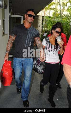 MIAMI BEACH, FL - MÄRZ 21: Jersey Shore Jenni "Jwoww" Farley und Freund Roger Williams sah so in der Liebe, wie sie auf dem Lincon Straße gelaufen. Das Ehepaar kaufte und packte Starbucks. Am 21. März in Miami Beach, Florida, 2011. Personen: Jenni Jwoww Farley Roger Williams Stockfoto
