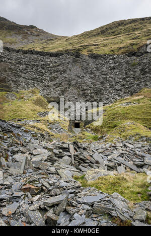 Alte Schiefer Bergwerke und Steinbrüche bei Cwmorthin in der Nähe von Blaenau Ffestiniog, North Wales, UK. Eingang zur alten Mine. Stockfoto