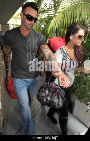 MIAMI BEACH, FL - MÄRZ 21: Jersey Shore Jenni "Jwoww" Farley und Freund Roger Williams sah so in der Liebe, wie sie auf dem Lincon Straße gelaufen. Das Ehepaar kaufte und packte Starbucks. Am 21. März in Miami Beach, Florida, 2011. Personen: Jenni Jwoww Farley Roger Williams Stockfoto