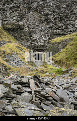 Alte Schiefer Bergwerke und Steinbrüche bei Cwmorthin in der Nähe von Blaenau Ffestiniog, North Wales, UK. Eingang zur alten Mine. Stockfoto