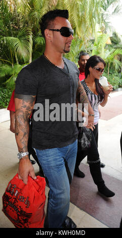 MIAMI BEACH, FL - MÄRZ 21: Jersey Shore Jenni "Jwoww" Farley und Freund Roger Williams sah so in der Liebe, wie sie auf dem Lincon Straße gelaufen. Das Ehepaar kaufte und packte Starbucks. Am 21. März in Miami Beach, Florida, 2011. Personen: Jenni Jwoww Farley Roger Williams Stockfoto