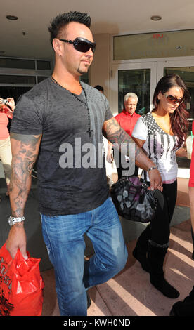 MIAMI BEACH, FL - MÄRZ 21: Jersey Shore Jenni "Jwoww" Farley und Freund Roger Williams sah so in der Liebe, wie sie auf dem Lincon Straße gelaufen. Das Ehepaar kaufte und packte Starbucks. Am 21. März in Miami Beach, Florida, 2011. Personen: Jenni Jwoww Farley Roger Williams Stockfoto