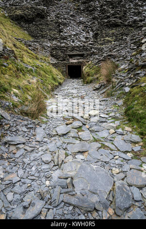 Alte Schiefer Bergwerke und Steinbrüche bei Cwmorthin in der Nähe von Blaenau Ffestiniog, North Wales, UK. Eingang zur alten Mine. Stockfoto