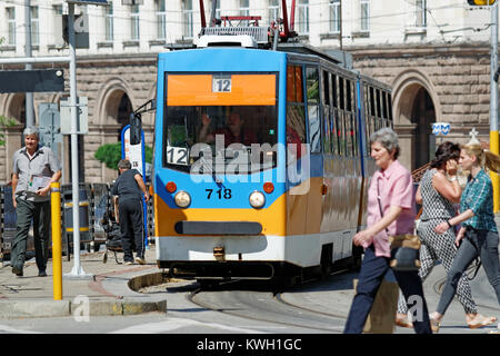 Sofia, Bulgarien - 04. Juli 2017: Fußgängerüberweg in der Innenstadt von Sofia, Bulgarien. Sofia ist die Hauptstadt und größte Stadt Bulgariens. Stockfoto