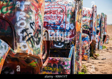 Berühmte Cadillac Ranch, öffentliche Kunst und Skulptur Installation von Chip Lord, Hudson Marquez, Doug Michels in der Nähe von Amarillo, Texas, USA erstellt. Stockfoto