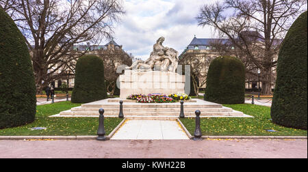 Kriegerdenkmal auf dem Platz der Republik in Straßburg, Frankreich. Denkmal für die Opfer des Krieges gewidmet ist: "Um unsere Toten". Stockfoto