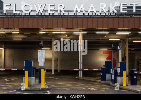 London, Großbritannien. 20. Dezember, 2017. Der Eingang zum Blumenmarkt an der New Covent Garden Market bei Nine Elms. Stockfoto