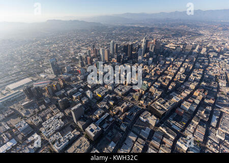 Luftaufnahme der städtischen Straßen und Gebäude in der Innenstadt von Los Angeles, Kalifornien. Stockfoto