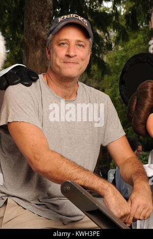 (FEB. 4, 2011): Emmy Award-winnng TV Host- und Grammy Award-winning comedian Jon Stewart nimmt eine Fahrt Feb 4, 2011 auf der Tomorrowland Indy Speedway im Magic Kingdom Theme Park in Lake Buena Vista, Fla., mit seinen Kindern Nate (links, Alter 6) und Maggie (Mitte, Alter 5). Die Feb 4 Besuch fand am 5 Maggie's Geburtstag, und Stewart und seine Familie feierte mit Freunden an den Walt Disney World Theme Park. Personen: Jon Stewart Stockfoto