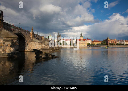 Prag, Tschechische Republik - 23. Juni 2015: Blick von der Kampa auf der Karlsbrücke in Prag nach dem schweren Sturm, Tschechische Republik Stockfoto
