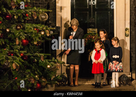 London, Großbritannien. 6. Dezember, 2017. Premierminister Theresa May besucht die Beleuchtung der Downing Street Weihnachtsbaum mit der Hauptstadt Kunst Chor. Die Stockfoto