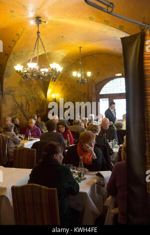 Europa / Frankreich / Elsass/Paris/Straßburg. La Maison Kammerzell. La Salle. // Das Maison Kamerzell, Restaurant. Der Speisesaal Stockfoto