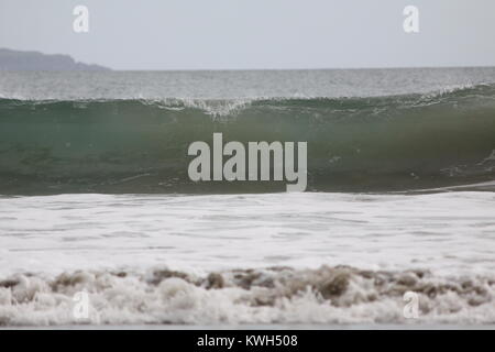 Wellen auf den Strand, St Davids, Caerfai Strand, Malcolm Buckland Stockfoto