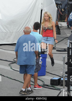 HOLLYWOOD, FL - 23. Mai: Julianne Hough und Diego Boneta am ersten Tag der Dreharbeiten Rock of Ages" mit Tom Cruise in der Hauptrolle. Julianne wurde gesehen zu Fuß ihre zwei Hunde in-zwischen nimmt. Am 23. Mai 2011 in Miami Beach, Florida. Personen: Julianne Hough Diego Boneta Stockfoto