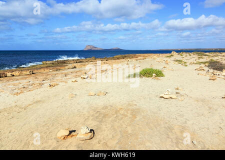 Küste bei Baia da murdeira Murdeira, Bucht, mit Lion Mountain, Monte Leao am Horizont, Murdeira, Insel Sal, Salina, Kap Verde, Afrika Stockfoto