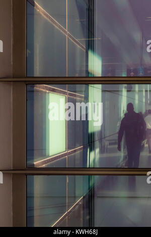 Silhouette der Reisenden am Flughafen mit Taschen. Travel Concept. Silhouette Leute tragen Gepäck am Flughafen Terminal. Stockfoto