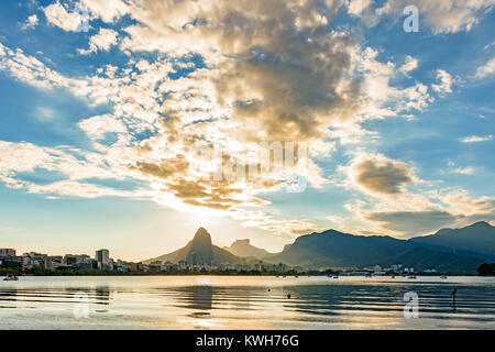 Rodrigo de Freitas Lagune mit den Gebäuden von Ipanema und Leblon auf Stadt von Rio de Janeiro, zwei Brüder Hill und Gavea stone Stockfoto