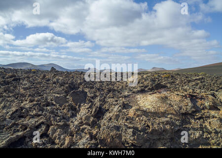 Groß Lava Hügel auf Lanzarote. Die Natur und der Himmel. Reisen Foto. Sommer 2015. Stockfoto